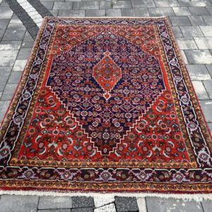 Królewski perski dywan gabinetowy Lilian Royal Premium – 173 x 119 cm, 100% szlachetna wełna, kunsztowny medalion Shah Abbasi, głębokie indygo i koral #123