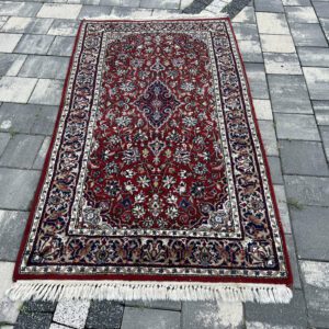 Dystyngowany perski dywan gabinetowy Sarough Premium – 162 x 88 cm, 100% naturalna wełna, kunsztowna jasna rama, klasyczna pałacowa czerwień #124