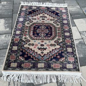 Ekskluzywny pakistański dywanik Jaldar Silk Touch – 104 x 66 cm, 100% lśniąca wełna nowozelandzka, jedwabista miękkość, pastelowy róż i szafir #127