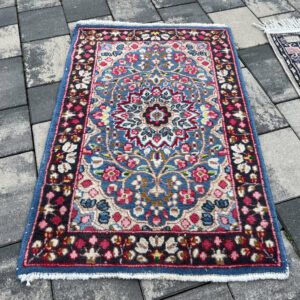 Zjawiskowy perski dywanik akcentowy Sarough Royal – 94 x 61 cm, 100% szlachetna wełna, unikatowy błękit indygo i malinowy róż, motyw medalionowy Shah Abbasi #128