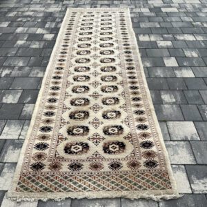 Ekskluzywny pakistański chodnik korytarzowy Bukhara Premium – 300 x 97 cm, 100% naturalna wełna, rozświetlające kremowe tło, podwójna galeria medalionów Gül #131