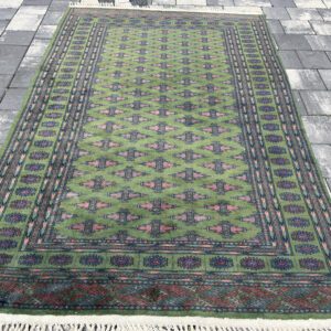 [ZAREZERWOWANY] Unikatowy pakistański dywan salonowy Bukhara Premium – 199 x 125 cm, 100% naturalna wełna, rzadka szmaragdowa zieleń, geometryczna harmonia medalionów Gül #132