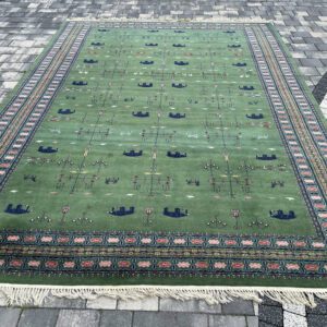 Sygnowany dywan pałacowy Pakistan Carpet Mfg Co Lahore – 365 x 255 cm, 100% szlachetna wełna, rzadka zieleń, unikatowy motyw fauny orientalnej #133
