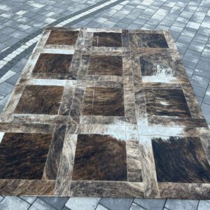 Luksusowy dywan patchworkowy z naturalnej skóry bydlęcej Quadra XL – 238 x 180 cm, podszyty tkaniną premium, wbudowany system antypoślizgowy #136