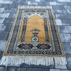 Perskie Arcydzieło Ghom Mihrab – Ręcznie Tkana Mata Modlitewna z Miodowej Wełny 138x78 cm #195