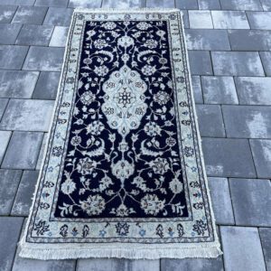 Nain – ręcznie tkany dywan z Iranu, granatowy z jasnym medalionem, 142 × 65 cm #207
